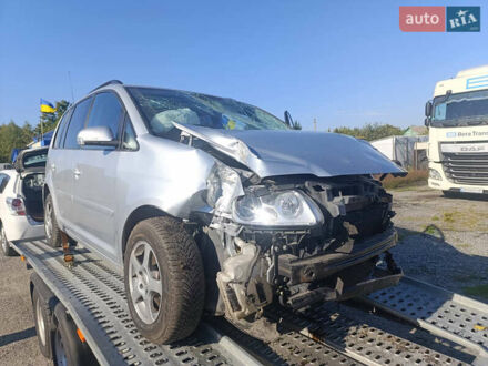 Белый Фольксваген Туран, объемом двигателя 2 л и пробегом 200 тыс. км за 2800 $, фото 1 на Automoto.ua