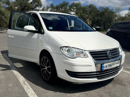 Белый Фольксваген Туран, объемом двигателя 1.4 л и пробегом 246 тыс. км за 5500 $, фото 1 на Automoto.ua