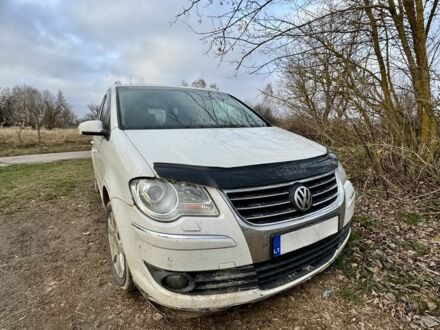 Білий Фольксваген Туран, об'ємом двигуна 2 л та пробігом 300 тис. км за 2350 $, фото 1 на Automoto.ua