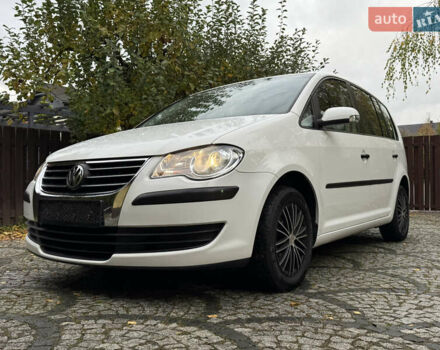 Білий Фольксваген Туран, об'ємом двигуна 1.6 л та пробігом 218 тис. км за 8499 $, фото 1 на Automoto.ua
