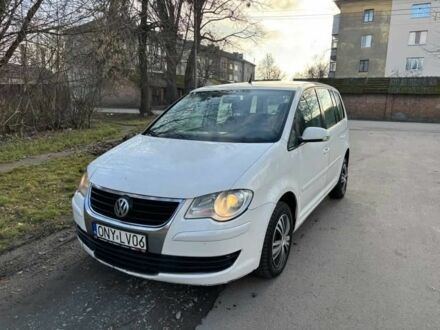Белый Фольксваген Туран, объемом двигателя 2 л и пробегом 300 тыс. км за 2899 $, фото 1 на Automoto.ua