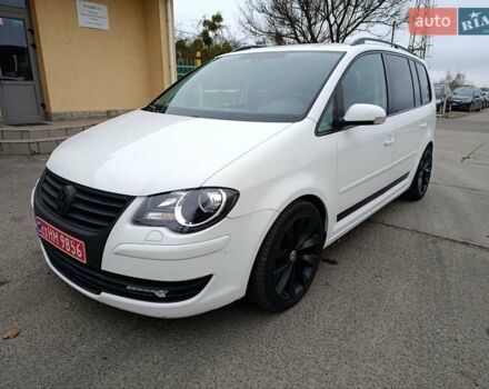 Белый Фольксваген Туран, объемом двигателя 1.6 л и пробегом 187 тыс. км за 6999 $, фото 1 на Automoto.ua