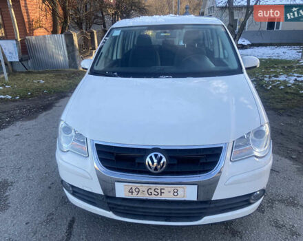 Белый Фольксваген Туран, объемом двигателя 1.97 л и пробегом 251 тыс. км за 8400 $, фото 1 на Automoto.ua