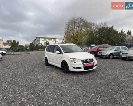 Білий Фольксваген Туран, об'ємом двигуна 1.6 л та пробігом 200 тис. км за 8700 $, фото 1 на Automoto.ua