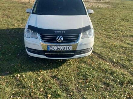 Фольксваген Туран 2009 в Сарнах на Automoto.ua Белый Фольксваген Туран, объемом двигателя 1.39 л и пробегом 316 тыс. км за 8000 $, фото 1 на Automoto.ua