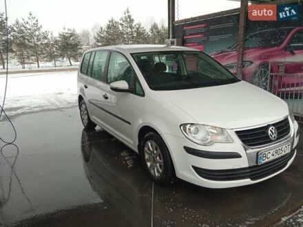 Белый Фольксваген Туран, объемом двигателя 1.9 л и пробегом 260 тыс. км за 8200 $, фото 1 на Automoto.ua