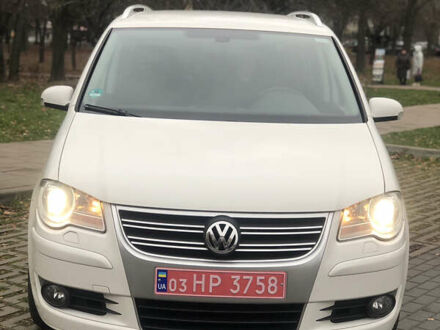 Белый Фольксваген Туран, объемом двигателя 1.4 л и пробегом 230 тыс. км за 7000 $, фото 1 на Automoto.ua
