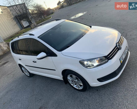 Белый Фольксваген Туран, объемом двигателя 1.6 л и пробегом 235 тыс. км за 9800 $, фото 1 на Automoto.ua