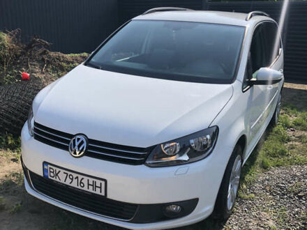 Белый Фольксваген Туран, объемом двигателя 1.6 л и пробегом 217 тыс. км за 12800 $, фото 1 на Automoto.ua