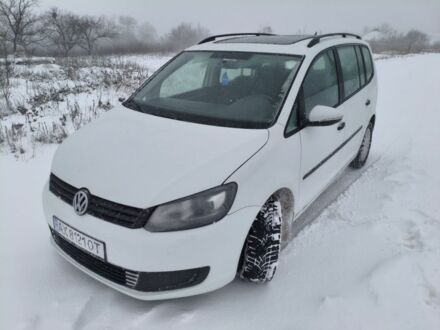 Белый Фольксваген Туран, объемом двигателя 1.6 л и пробегом 218 тыс. км за 11000 $, фото 1 на Automoto.ua