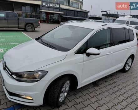 Белый Фольксваген Туран, объемом двигателя 1.6 л и пробегом 320 тыс. км за 13500 $, фото 1 на Automoto.ua