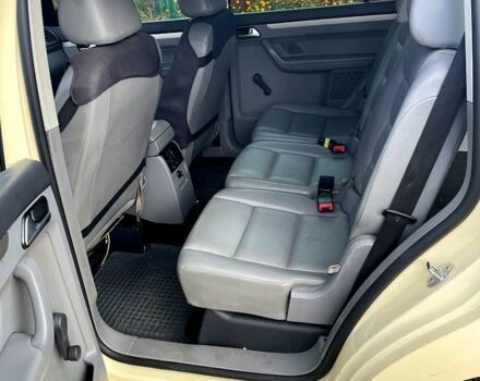 Бежевий Фольксваген Туран, об'ємом двигуна 2 л та пробігом 270 тис. км за 6900 $, фото 7 на Automoto.ua