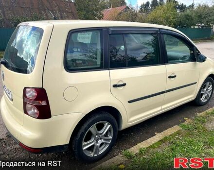 Бежевий Фольксваген Туран, об'ємом двигуна 2 л та пробігом 270 тис. км за 6900 $, фото 2 на Automoto.ua