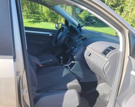 Бежевый Фольксваген Туран, объемом двигателя 1.6 л и пробегом 235 тыс. км за 9933 $, фото 5 на Automoto.ua