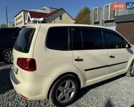 Бежевый Фольксваген Туран, объемом двигателя 1.6 л и пробегом 320 тыс. км за 8200 $, фото 1 на Automoto.ua