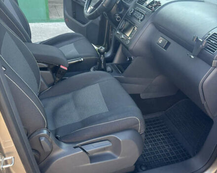 Бежевий Фольксваген Туран, об'ємом двигуна 1.6 л та пробігом 224 тис. км за 10000 $, фото 9 на Automoto.ua