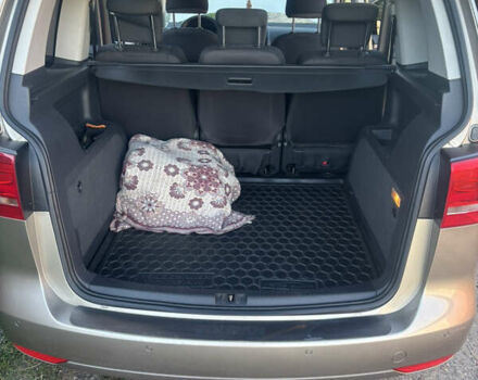 Бежевий Фольксваген Туран, об'ємом двигуна 1.6 л та пробігом 224 тис. км за 10000 $, фото 5 на Automoto.ua