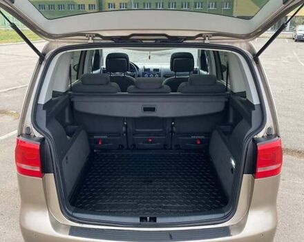 Бежевый Фольксваген Туран, объемом двигателя 1.97 л и пробегом 369 тыс. км за 11700 $, фото 17 на Automoto.ua