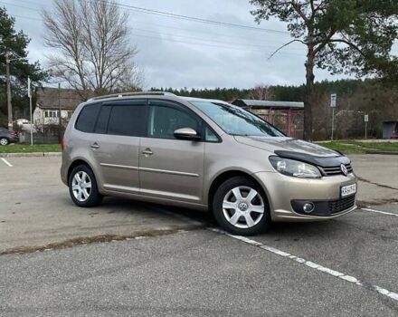 Бежевый Фольксваген Туран, объемом двигателя 1.97 л и пробегом 369 тыс. км за 11700 $, фото 1 на Automoto.ua