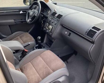 Бежевый Фольксваген Туран, объемом двигателя 1.97 л и пробегом 369 тыс. км за 11700 $, фото 12 на Automoto.ua