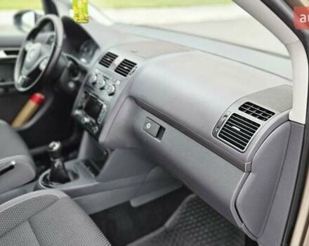 Бежевый Фольксваген Туран, объемом двигателя 2 л и пробегом 205 тыс. км за 12750 $, фото 53 на Automoto.ua