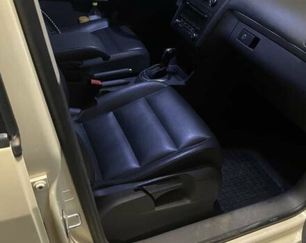 Бежевый Фольксваген Туран, объемом двигателя 1.97 л и пробегом 243 тыс. км за 9500 $, фото 52 на Automoto.ua