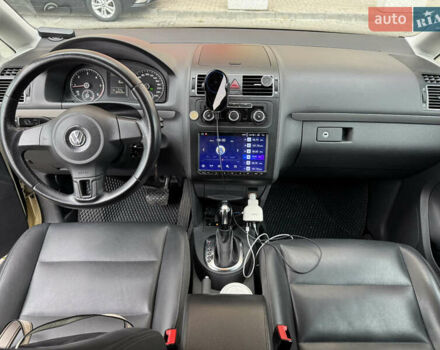 Бежевий Фольксваген Туран, об'ємом двигуна 1.97 л та пробігом 364 тис. км за 8250 $, фото 2 на Automoto.ua