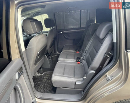 Бежевий Фольксваген Туран, об'ємом двигуна 2 л та пробігом 243 тис. км за 11999 $, фото 12 на Automoto.ua