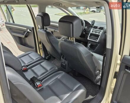 Бежевый Фольксваген Туран, объемом двигателя 1.97 л и пробегом 375 тыс. км за 9999 $, фото 4 на Automoto.ua