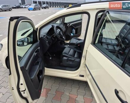 Бежевый Фольксваген Туран, объемом двигателя 1.97 л и пробегом 375 тыс. км за 9999 $, фото 5 на Automoto.ua