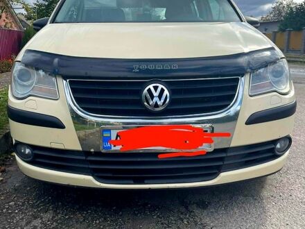 Фольксваген Туран 2009 у Бару на Automoto.ua Бежевий Фольксваген Туран, об'ємом двигуна 2 л та пробігом 270 тис. км за 6900 $, фото 1 на Automoto.ua