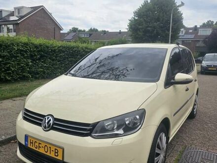 Бежевый Фольксваген Туран, объемом двигателя 1.97 л и пробегом 300 тыс. км за 8821 $, фото 1 на Automoto.ua