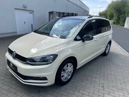 Фольксваген Туран 2019 у Рівному на Automoto.ua Бежевий Фольксваген Туран, об'ємом двигуна 2 л та пробігом 62 тис. км за 8000 $, фото 1 на Automoto.ua