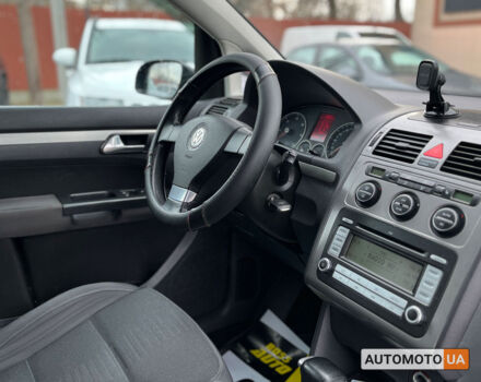 Черный Фольксваген Туран, объемом двигателя 1.9 л и пробегом 332 тыс. км за 6999 $, фото 22 на Automoto.ua