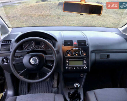Черный Фольксваген Туран, объемом двигателя 1.97 л и пробегом 400 тыс. км за 4999 $, фото 10 на Automoto.ua