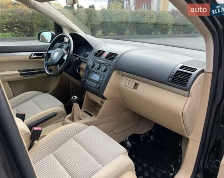 Черный Фольксваген Туран, объемом двигателя 1.6 л и пробегом 192 тыс. км за 4900 $, фото 22 на Automoto.ua