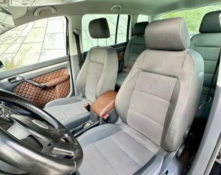 Черный Фольксваген Туран, объемом двигателя 1.6 л и пробегом 276 тыс. км за 5300 $, фото 2 на Automoto.ua