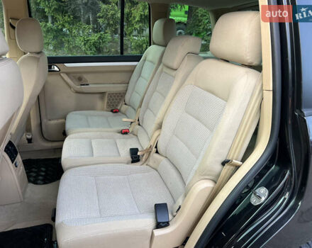 Черный Фольксваген Туран, объемом двигателя 1.6 л и пробегом 192 тыс. км за 4900 $, фото 14 на Automoto.ua