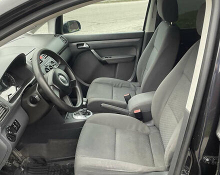 Черный Фольксваген Туран, объемом двигателя 1.6 л и пробегом 235 тыс. км за 6500 $, фото 5 на Automoto.ua