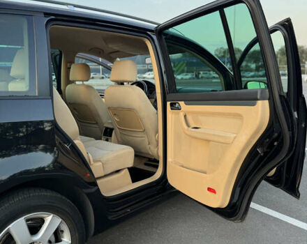 Черный Фольксваген Туран, объемом двигателя 1.6 л и пробегом 253 тыс. км за 5500 $, фото 29 на Automoto.ua