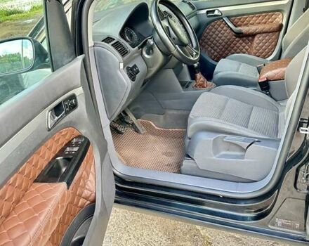 Черный Фольксваген Туран, объемом двигателя 1.6 л и пробегом 276 тыс. км за 5300 $, фото 5 на Automoto.ua