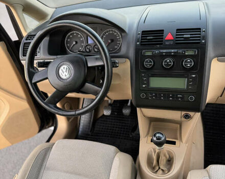 Черный Фольксваген Туран, объемом двигателя 1.6 л и пробегом 253 тыс. км за 5500 $, фото 23 на Automoto.ua