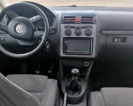 Чорний Фольксваген Туран, об'ємом двигуна 2 л та пробігом 350 тис. км за 5500 $, фото 5 на Automoto.ua