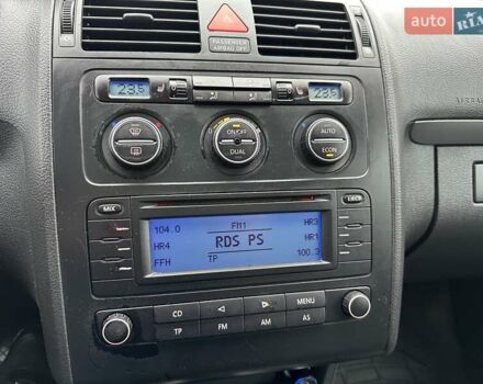 Черный Фольксваген Туран, объемом двигателя 1.6 л и пробегом 192 тыс. км за 5700 $, фото 20 на Automoto.ua