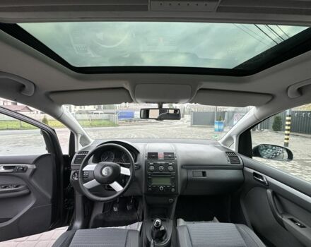 Черный Фольксваген Туран, объемом двигателя 1.6 л и пробегом 206 тыс. км за 5350 $, фото 6 на Automoto.ua