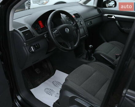 Чорний Фольксваген Туран, об'ємом двигуна 2 л та пробігом 267 тис. км за 5999 $, фото 17 на Automoto.ua