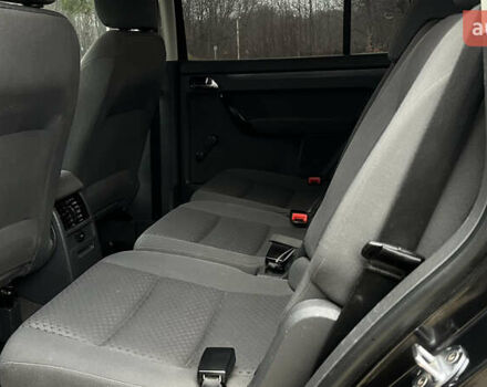 Черный Фольксваген Туран, объемом двигателя 1.6 л и пробегом 208 тыс. км за 5700 $, фото 30 на Automoto.ua