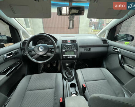Черный Фольксваген Туран, объемом двигателя 1.6 л и пробегом 271 тыс. км за 5500 $, фото 4 на Automoto.ua