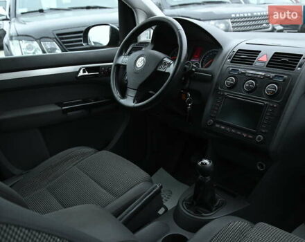 Чорний Фольксваген Туран, об'ємом двигуна 2 л та пробігом 267 тис. км за 5999 $, фото 26 на Automoto.ua