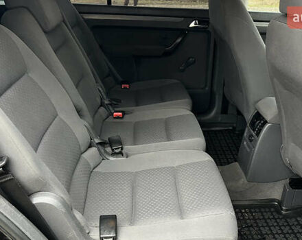 Черный Фольксваген Туран, объемом двигателя 1.6 л и пробегом 208 тыс. км за 5700 $, фото 29 на Automoto.ua